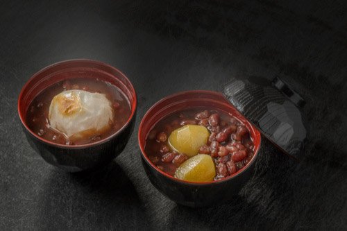 「おしるこ」と「ぜんざい」の違いって・・・
違いと意味.net/%E9%A3%9F%E3%8…
おしることは…小豆から作ったあんこを、砂糖や水を加えてのばして作った甘い汁物。基本的にあんこを溶かして作る甘い汁物。この汁物に餅や白玉団子などを入れてたべる。同じ汁粉でもこしあんで作るか…