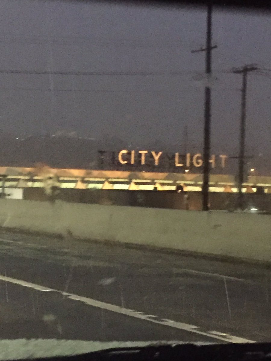 johnson_ben's tweet photo. @SEACityLight what happened to the red lights? https://t.co/cIu8UbRgbO