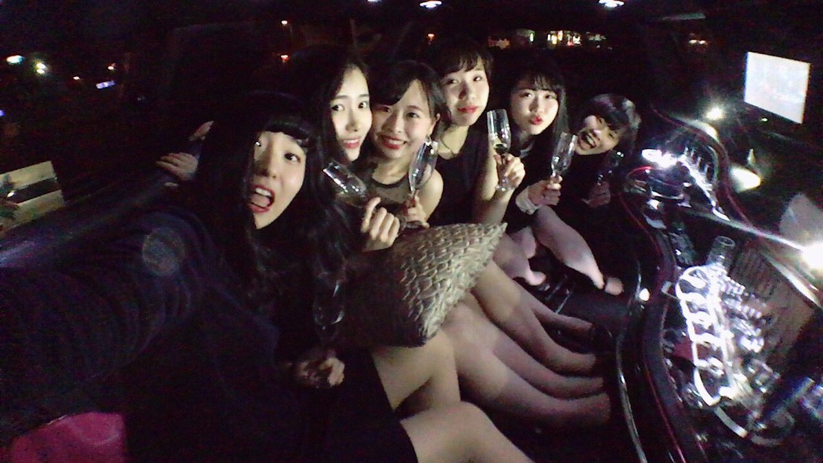 Ko8423's tweet photo. 卒業前夜祭🎓
リムジンパーティ👗❤
https://t.co/LaiWGtoU9M https://t.co/NRVch4WkY8