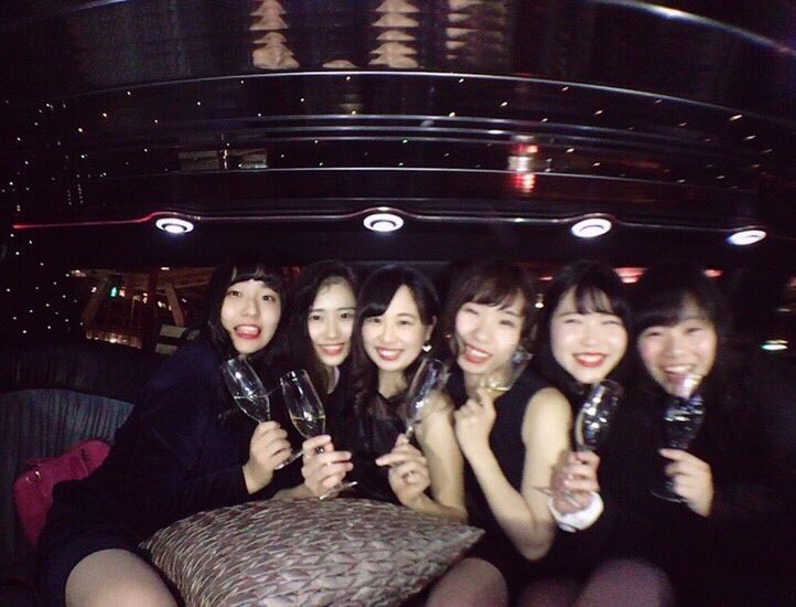 Ko8423's tweet photo. 卒業前夜祭🎓
リムジンパーティ👗❤
https://t.co/LaiWGtoU9M https://t.co/NRVch4WkY8