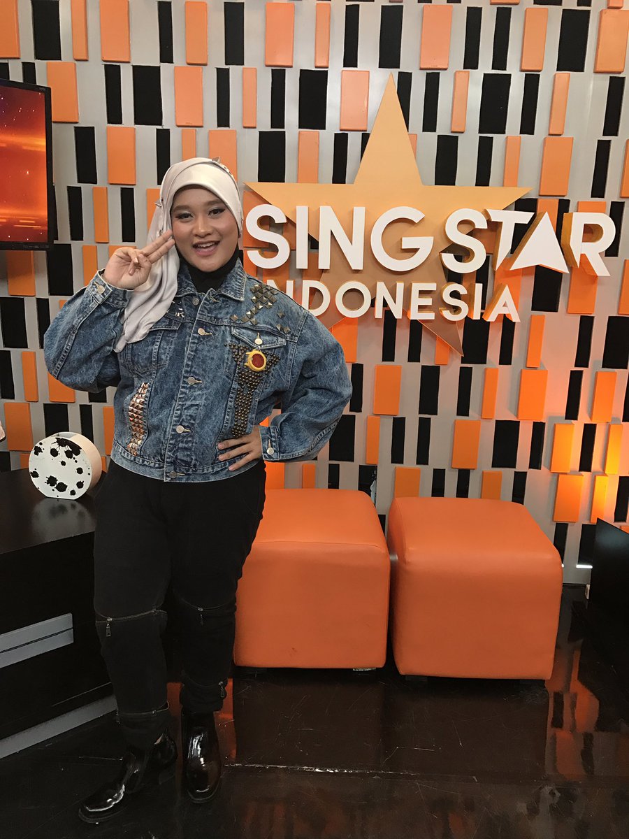 RisingStar_INA's tweet photo. Ini dia peserta pertama malam ini, dia adalah Bening Ayu #RSISUPER8 ayoo para Balarem siap siap check in dan vote yah genkz https://t.co/LibXmbw86b