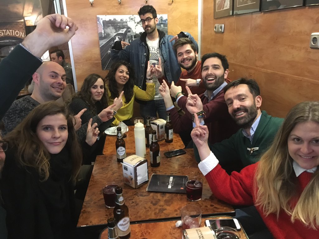 doctortrece_'s tweet photo. Uno de nuestros doctores se despide de @eldoctorTrece . Gracias por tu trabajo y tus tratamientos. 😉 https://t.co/Pg3gyvwP1b