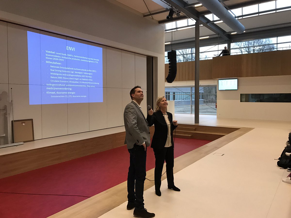 AnnieSchreijer's tweet photo. Vanochtend dynamische gastles #Europa &amp; @Europarl_NL bij de openingsweek van nieuw, duurzaam  @Twickeltwit #College in #Hengelo! https://t.co/O3jIkj6Dcd