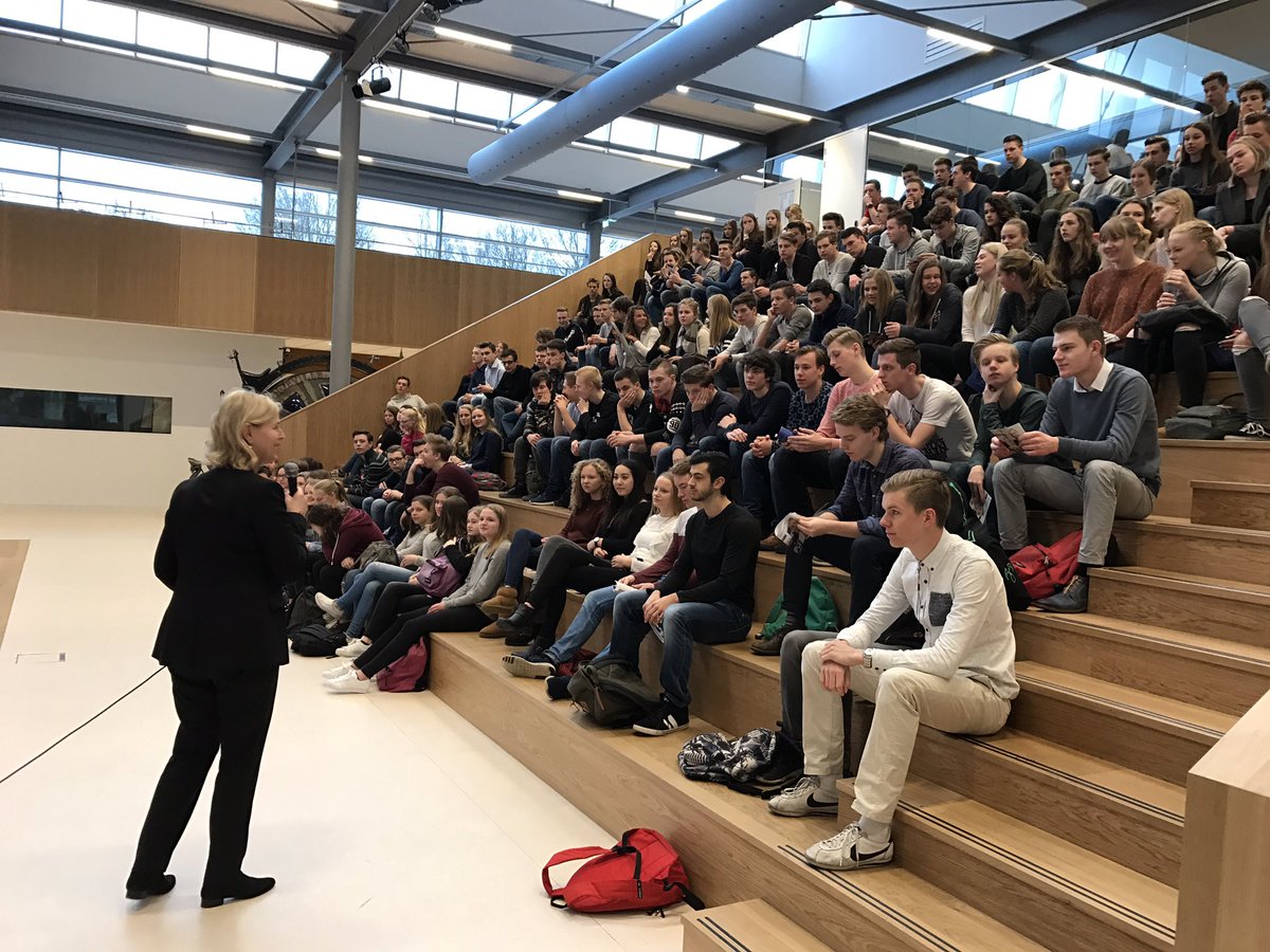 AnnieSchreijer's tweet photo. Vanochtend dynamische gastles #Europa &amp; @Europarl_NL bij de openingsweek van nieuw, duurzaam  @Twickeltwit #College in #Hengelo! https://t.co/O3jIkj6Dcd