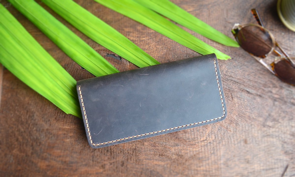 SundayStormShop's tweet photo. Handmade CheckBook Leather Wallet
#handmadewallet #checkbookwallet #leatherwallet
@HandmadeForum @EtsyRetweeter 
https://t.co/SSVfnYu3o8 https://t.co/eNYZjOVeTk