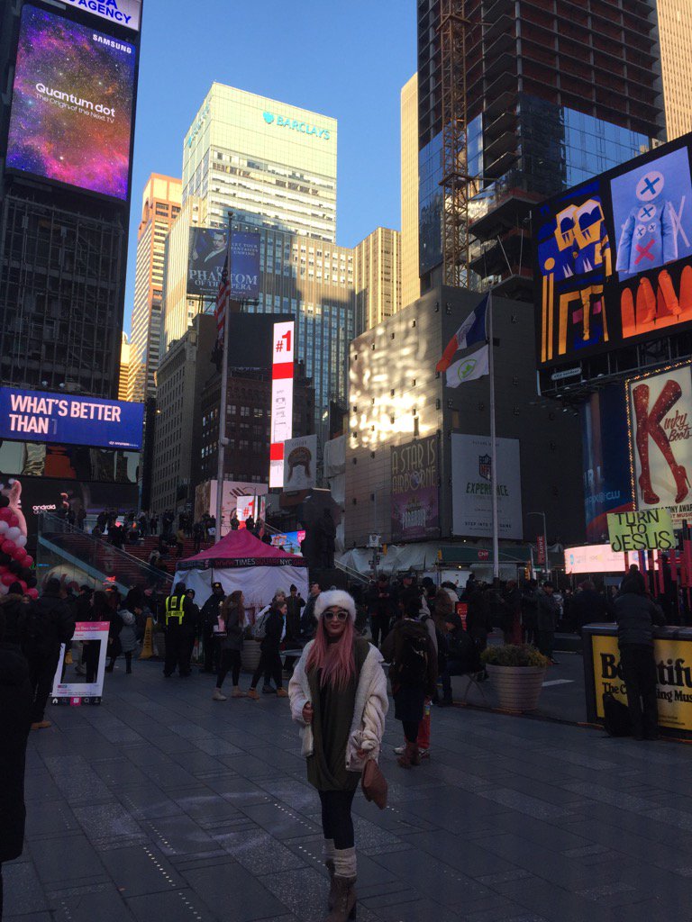 FarrahYousef's tweet photo. Hi guys🌹 sending u a lot of kisses from #Time-square #NyeriSuccession #NYFW #فرح_يوسف #عزا_قلبي #جديد #new #Syria ❤️💋 https://t.co/5kctyO7Lad