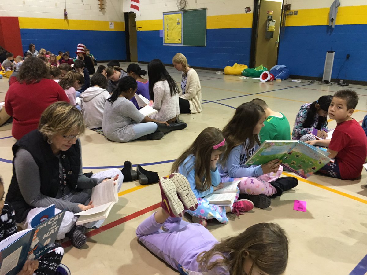 FSDKastner's tweet photo. Kicking off Read Across America week with a school Read In! 📚📖 #fsdkidsread #ReadAcrossAmerica @FSDVikings https://t.co/OsiOswh7wu