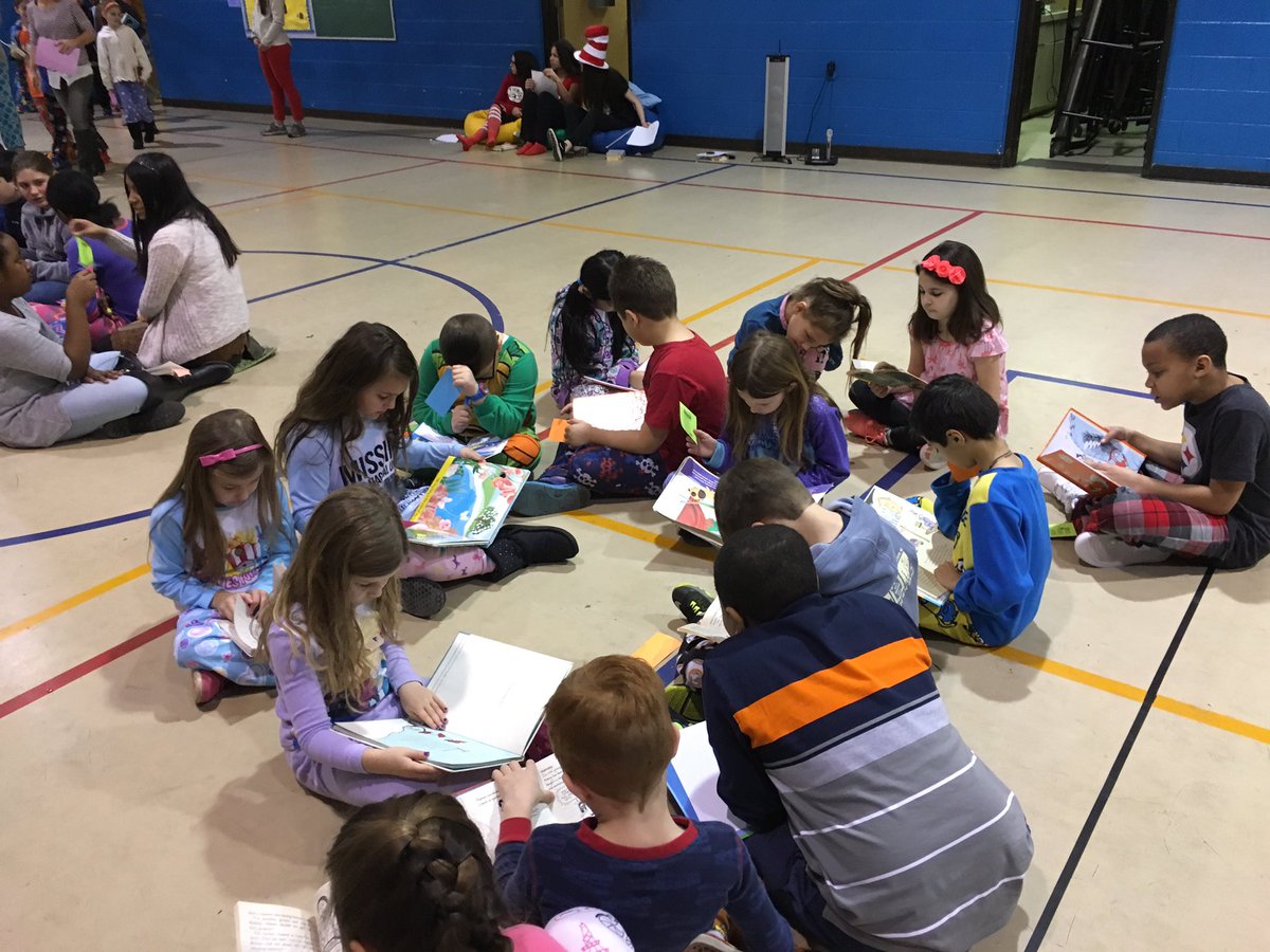 FSDKastner's tweet photo. Kicking off Read Across America week with a school Read In! 📚📖 #fsdkidsread #ReadAcrossAmerica @FSDVikings https://t.co/OsiOswh7wu