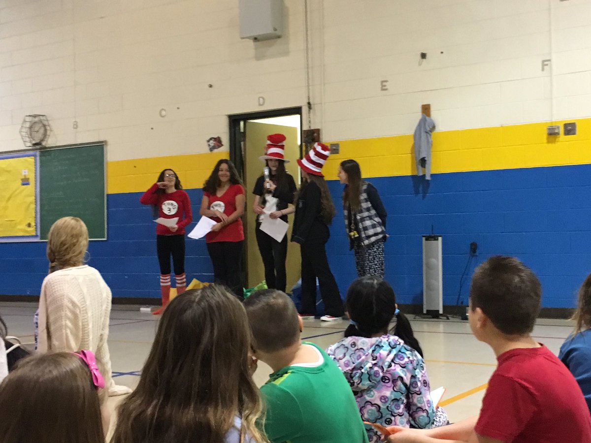 FSDKastner's tweet photo. Kicking off Read Across America week with a school Read In! 📚📖 #fsdkidsread #ReadAcrossAmerica @FSDVikings https://t.co/OsiOswh7wu