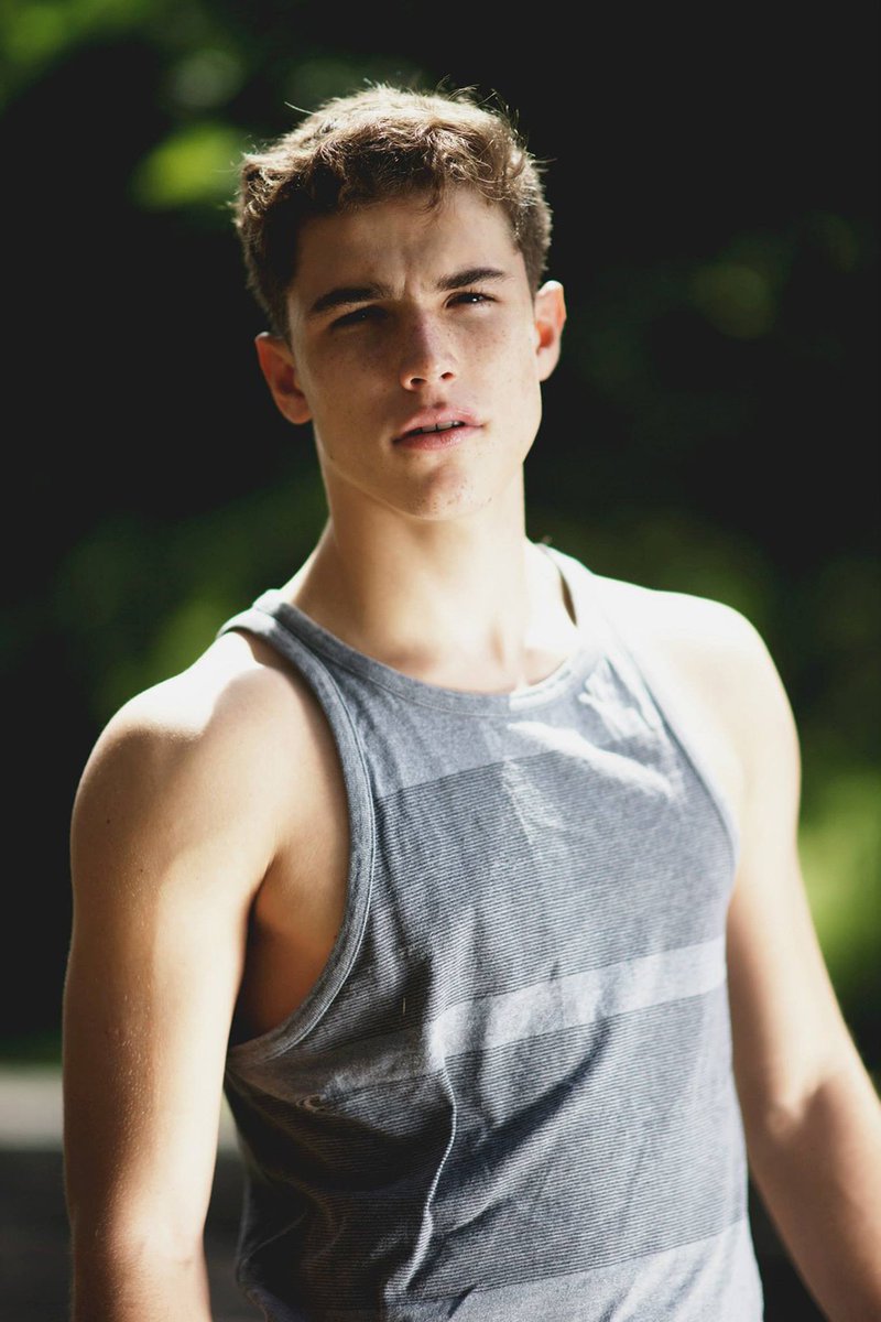 Vivir es fácil, lo difícil es hacerlo cómo todos esperan que lo hagas. ~

¿Un RT para este chico? Vamos, promete no molestar demasiado.