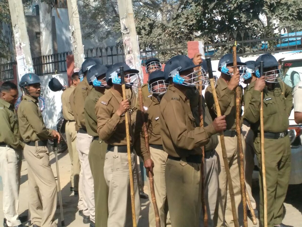 MehtaSumeet1987's tweet photo. #Extensionlecturers Ye ldai h smman ki ye apne swabhiman ki.Chahe julm kitna b kre.Ye ldai h pahchan ki... @ndtv @timesofindia @PMOIndia https://t.co/ezSSjZuQcF