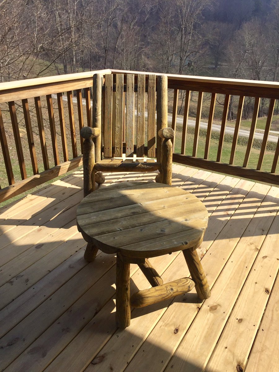 Dayngr's tweet photo. Perfect little coffee spot! Is there anything better than rolling out of bed and admiring nature's beauty while enjoying a cup of coffee? https://t.co/ueHVGayLB5