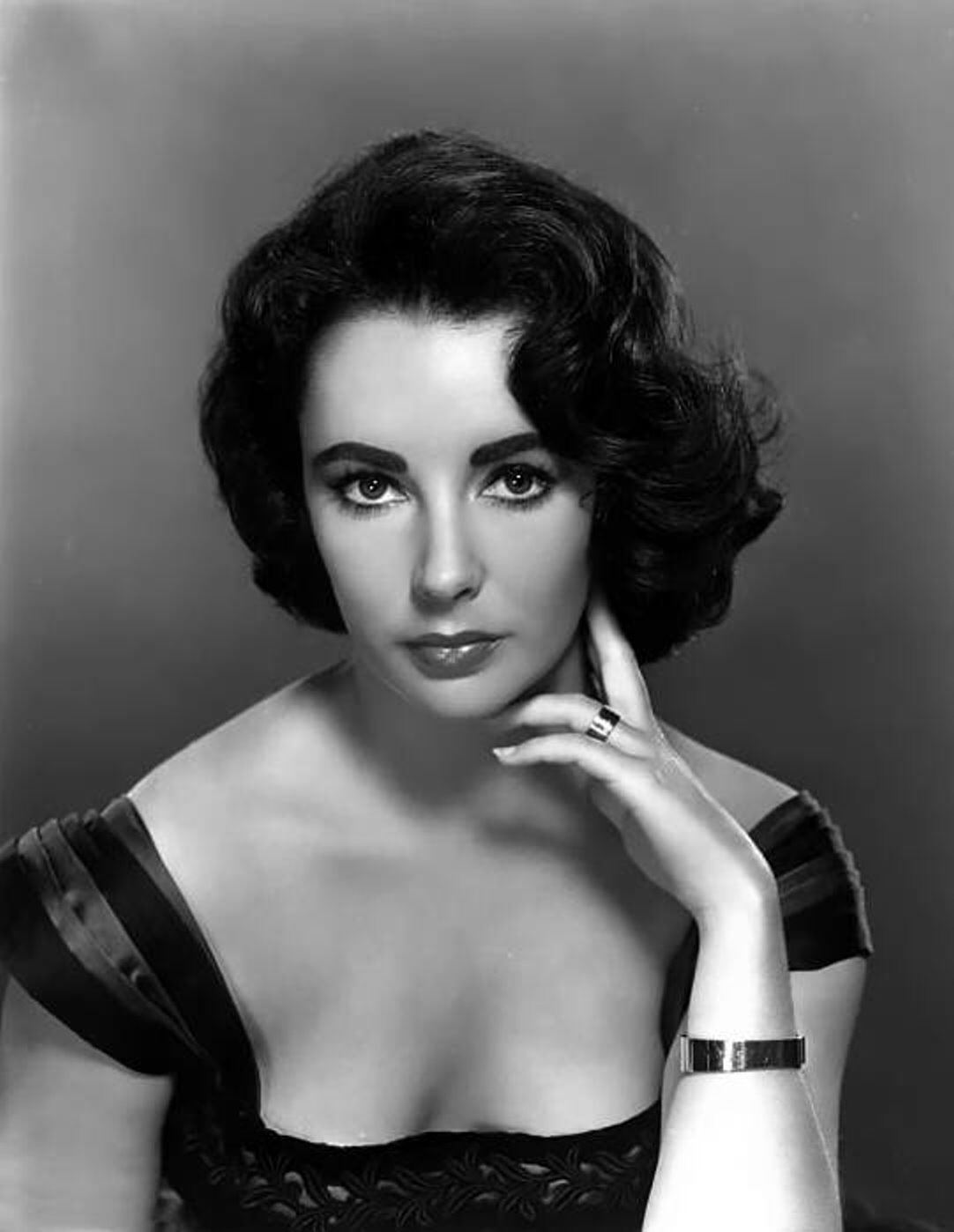 Happy Birthday to the OG movie star queen Elizabeth Taylor.... the greatest actress ever 