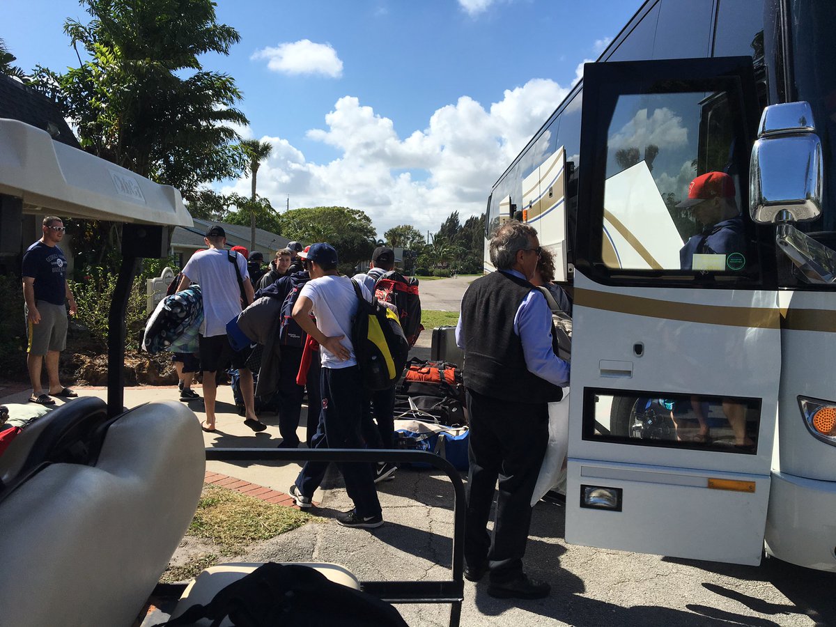 Verobeach2019's tweet photo. L'autobus 2 est arrivé https://t.co/wh8J8mvFfa