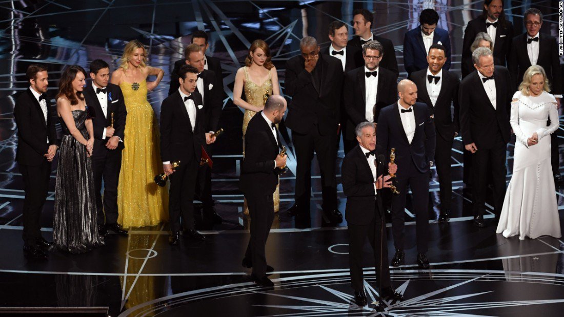 Twitter takes on Oscars' best picture snafu crwd.fr/2mw9Biy