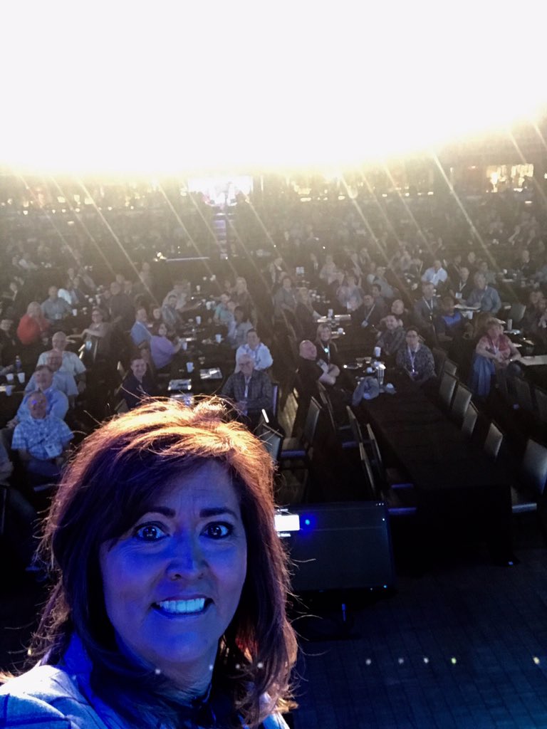 ChiefHarteau's tweet image. Met many great police, fire, dispatchers &amp;amp; IT folks at #Tricon2017 building safer communities.  My 1st on/stage selfie w1,000 attendees