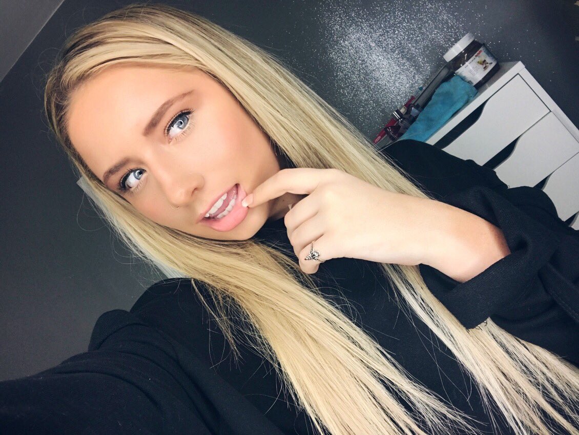 SaffronBarker's tweet image. Selfie overload ?? 😉😂🙈 Tag a friend that can never take 1 but multiple selfies before they get the right one 😉😂