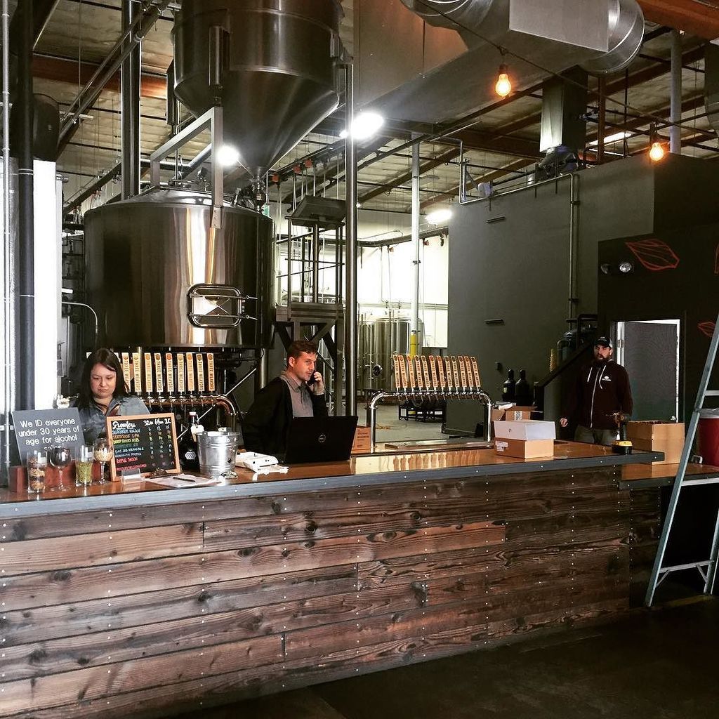 pgomez19's tweet photo. Quick meeting with the wonderful people @threeweavers #LAbeer #CraftBeer https://t.co/vs2WiAwHec https://t.co/94IasF55aX