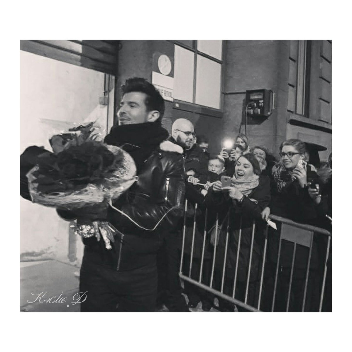 WonderfulUtopia's tweet photo. C'est ce regard admiratif qui fait de moi une véritable fan. Merci pour tout @vincentniclo 💘 https://t.co/ekYtkXMIrG