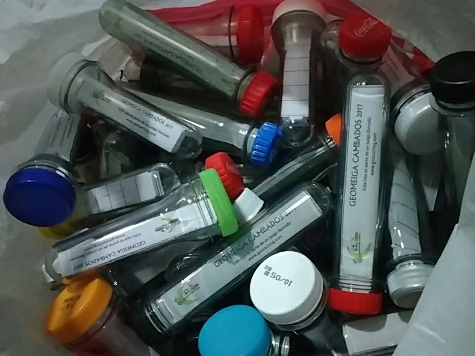 GeoMeiga's tweet photo. Hay que ir a colocar todos estos containers... Vas a venir a buscarlos? #Cambados #geomeiga #GC6RY2T https://t.co/U9RrrGcFNb