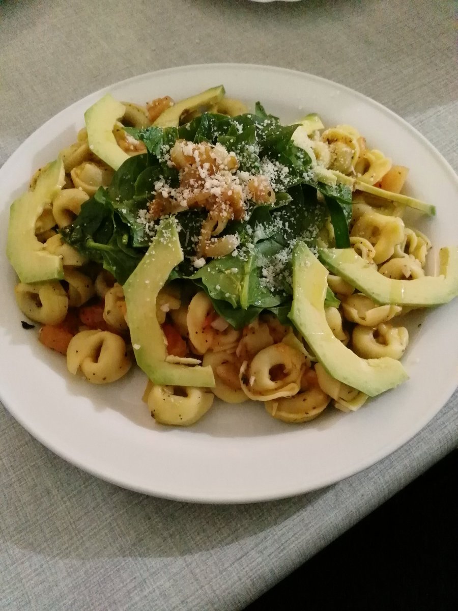 javirosa84's tweet photo. Así da gusto 😄 llegar a casa 🏠 después de entrenar ⚽ Con esto se recupera uno de todo...Te amo 😍 @elviraabellan87 #Tortellini #Spinachi 🇮🇹 https://t.co/TqzD9WIKwd