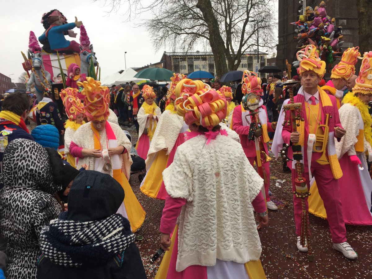 OC1882's tweet photo. CV De Krabkes winnaar Grote #Optocht 2017! #Oeteldonk https://t.co/rYBdko02cH https://t.co/dNRH6nqWDi
