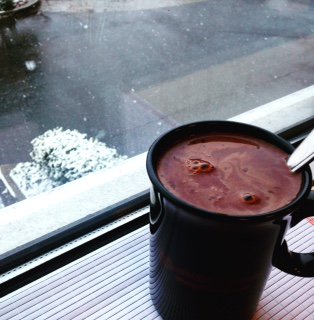 DrinkRefreshNow's tweet photo. Keeping warm and staying hydrated go together as well as raspberry and (hot) chocolate. Treat yourself.  https://t.co/HNeN8eizw6 https://t.co/bv0RLZjKoc