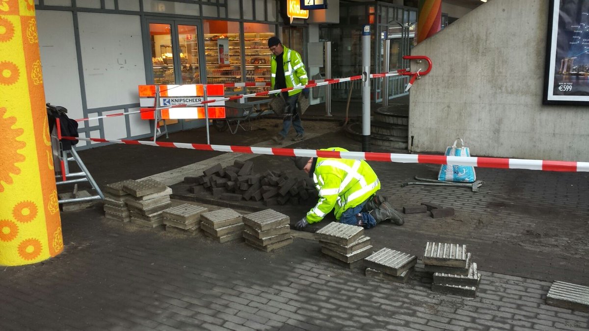 In opdracht van <a href="/ProRail/">ProRail</a> zijn wij gestart met het vernieuwen en verbeteren van de geleidelijnen op 30 stations in Amsterdam en omgeving