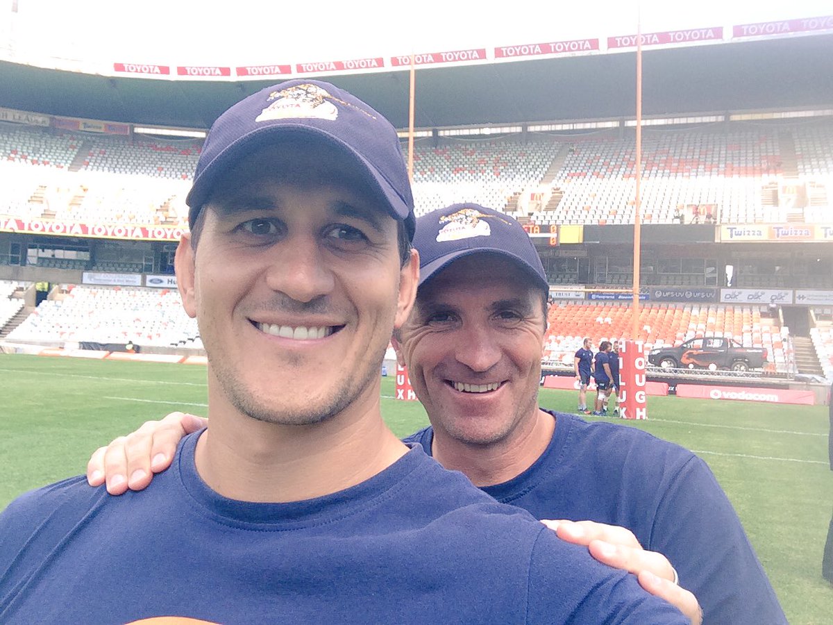 Privileged to get a picture with 2 legends.. Toyota Hilux, MJ Smith.. 😬<a href="/ToyotaSA/">@ToyotaSA</a> <a href="/mjlivingball/">MJ Smith</a> <a href="/CheetahsRugby/">Toyota Cheetahs</a> #hulixinyourhands