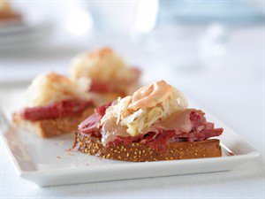 MTBeefCouncil's tweet photo. Leftover corned beef? Try these Reuben Bites! https://t.co/3mzUoBiSOO https://t.co/2z0qxjfkGA