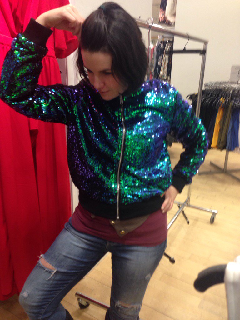 RaquelCreating's tweet image. When you feel like Michael Jackson #sequins #cooljacket