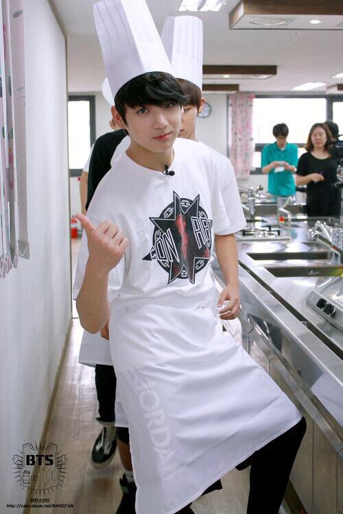 Jungcook says kamsahamnida <a href="/charlieputh/">Charlie Puth</a>