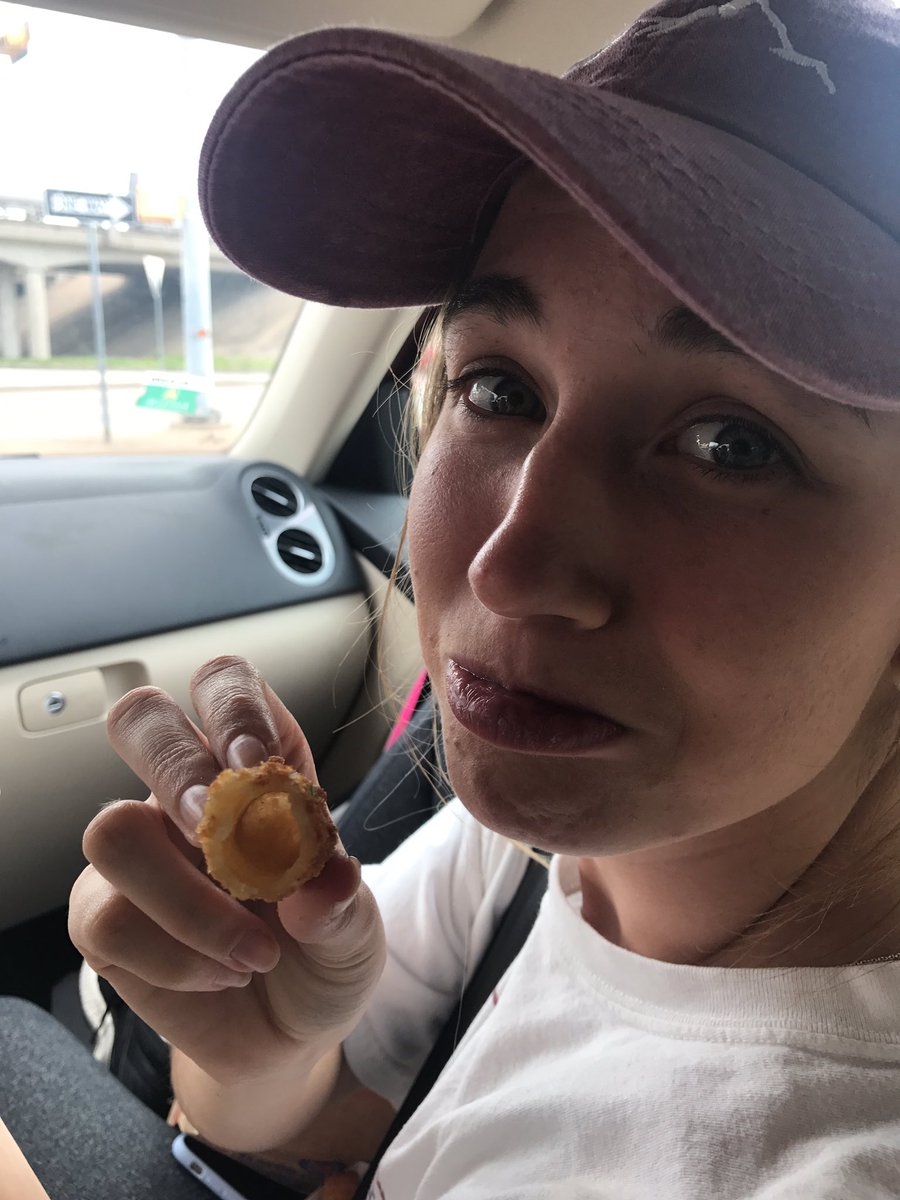 GraceV96's tweet photo. Hey @sonicdrivein my friend ordered mozzarella sticks and I think you forgot the mozzarella? https://t.co/Wigj11wO4x