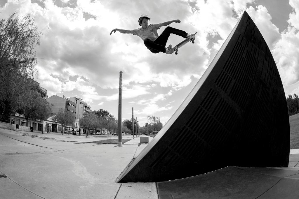 Tiger style.
<a href="/sean_malto/">Sean Malto</a> floats one to fakie.
New part Wednesday.
New shoe Thursday.
Details gonike.me/dunk-elite-low…