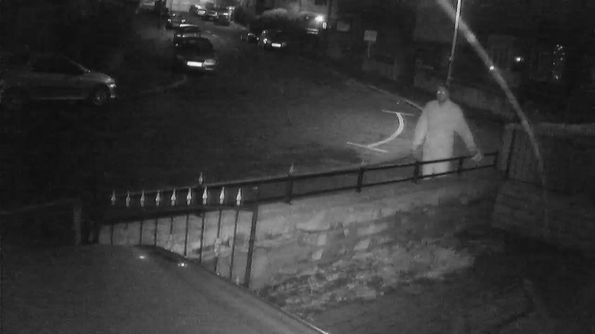 MorecambeBiz's tweet photo. Plz Share:Man in dressing gown acting strange &amp; littering  gardens .Chatsworth rd, Morecambe 06:15 27/2/17.Plz Help us to identify  this man https://t.co/yfkESb0166