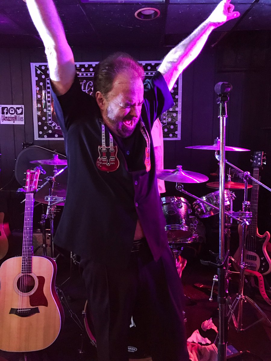 cwaywillie's tweet photo. What I feel like after an amazing weekend performing with my band: @AmazingWillies #TheWillies #MondayMood 😃🎸🎶👍🏻 #lovemyfans #lifeisgood https://t.co/O751Ifuwuq