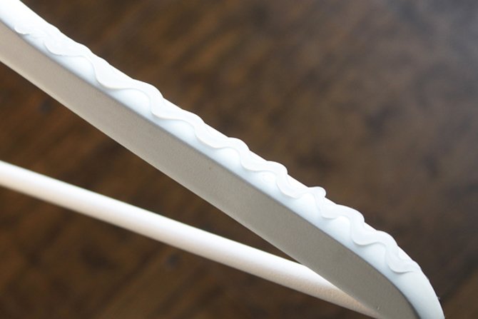 cppdanbury's tweet image. Use hot glue to create non-slip hangers in this #HomeHack.