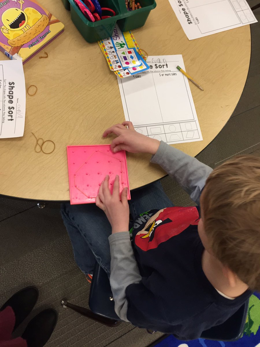 MWolynski's tweet photo. Using geoboards to help us learn more about shapes in math today! #pattengillpride https://t.co/oRhtnhVvhm
