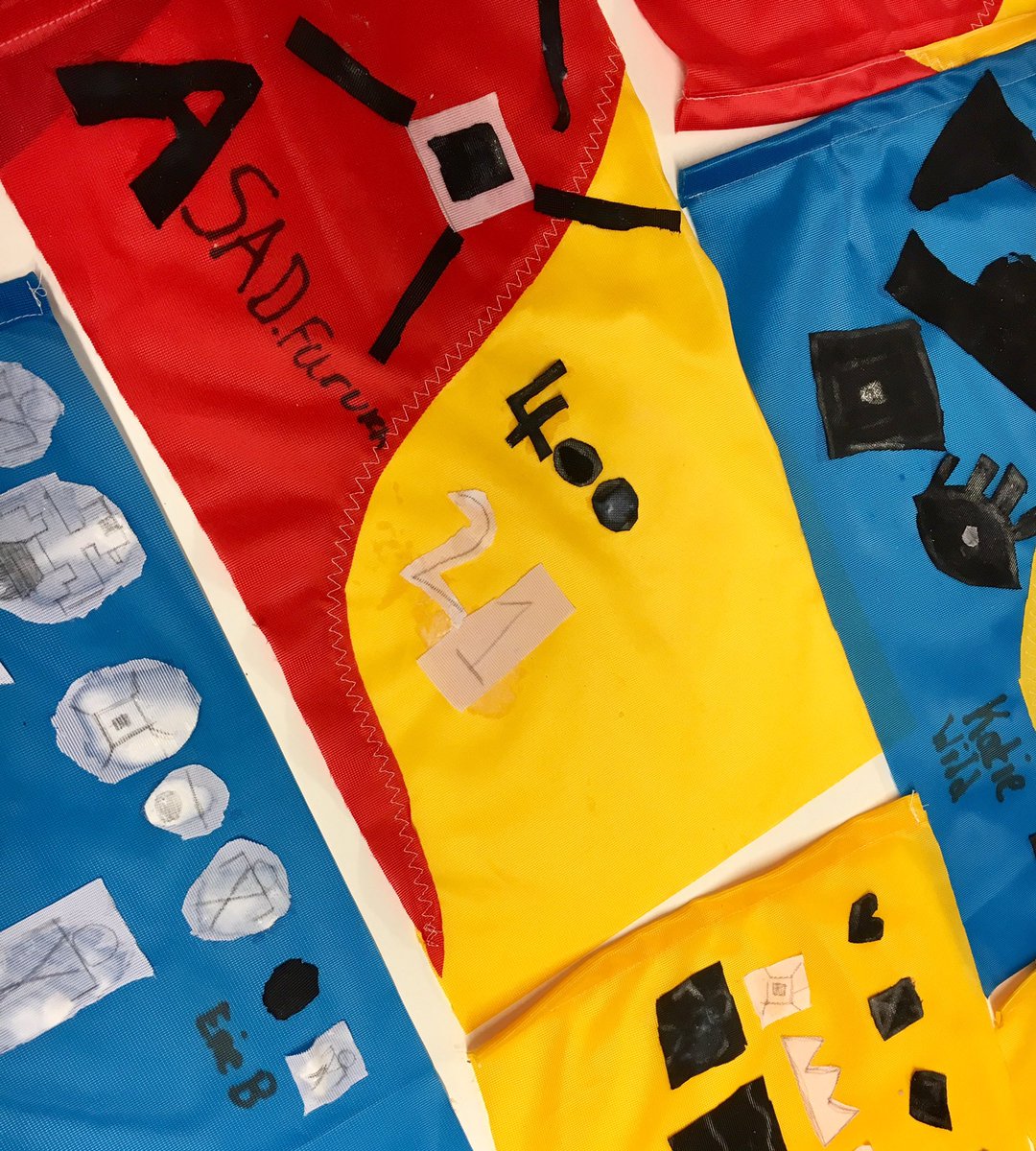 More colourful story flags added to the #Pocahontas400 parade by Westcourt &amp; Chantry Primary Yr5s today <a href="/KatrinAlbrecht5/">Katrin Albrecht</a> @visit_gravesend