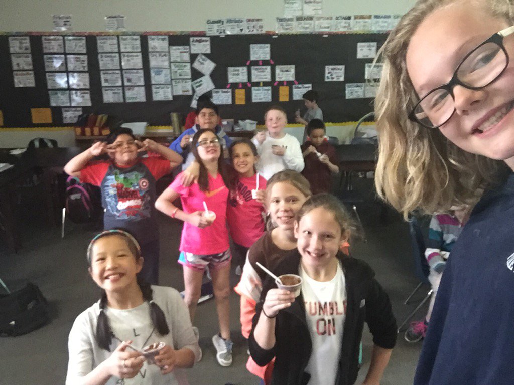MsLylesClass's tweet photo. Celebrating good math scores! #carsonstars https://t.co/kgf1Hx30EM