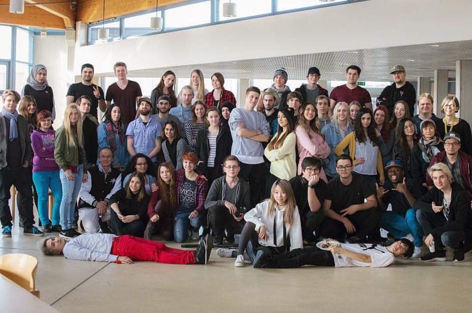 _Merfgun's tweet photo. Die ganze Truppe 😊 @Julien_Bam @vincentleemusic @GongBaoJB @Giotto664 @JessabelleKiko @ShantiJoanTan https://t.co/zwfrs9IvdR