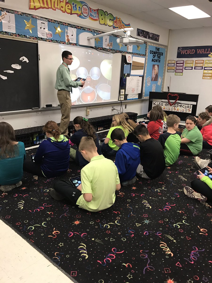 EFmusicclassK_5's tweet photo. Today our 5th graders were learning how to compose their own songs using loops in Garage Band! #musicmakers #composersinthemaking https://t.co/0fvsljofTq