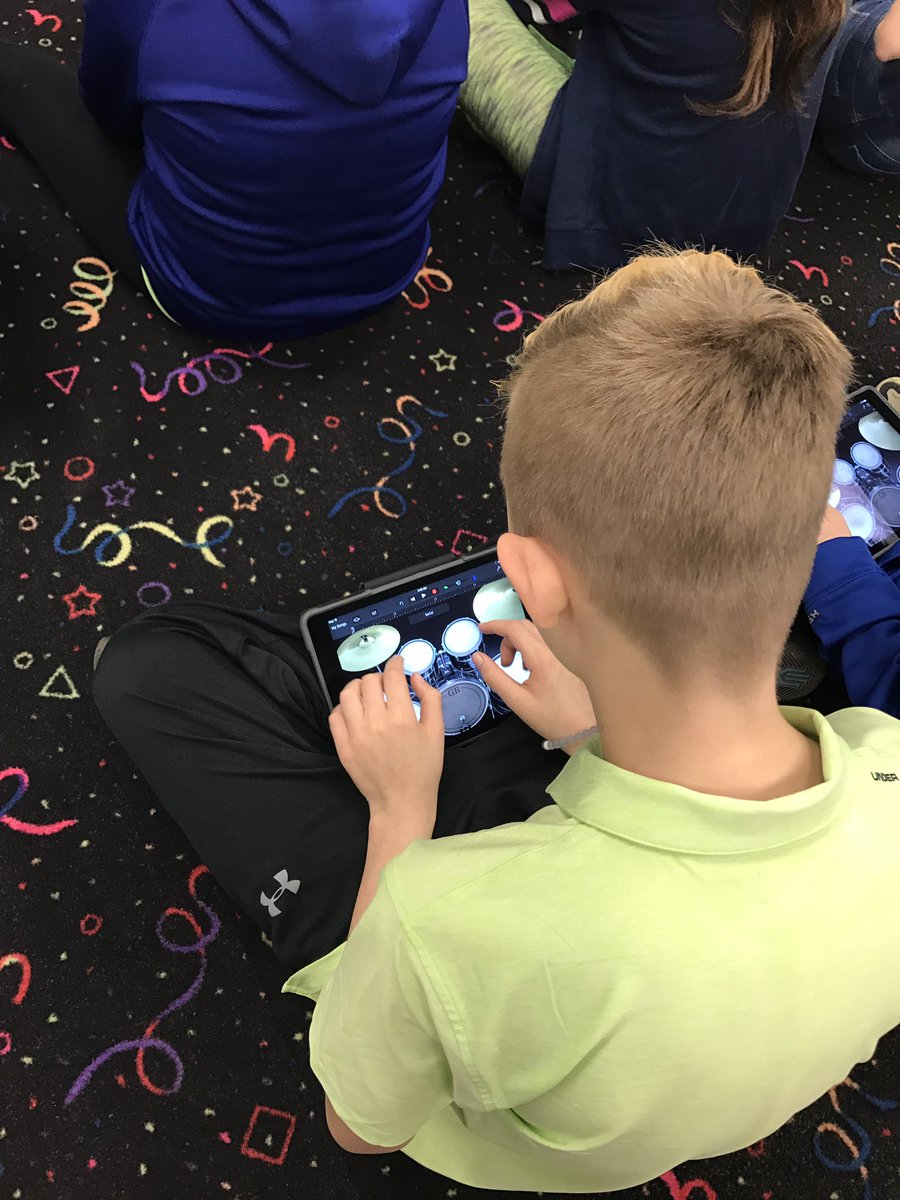 EFmusicclassK_5's tweet photo. Today our 5th graders were learning how to compose their own songs using loops in Garage Band! #musicmakers #composersinthemaking https://t.co/0fvsljofTq