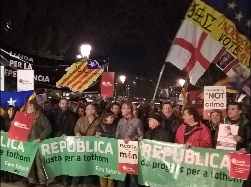 ercpaeria's tweet image. Regidors i càrrecs @erclleida @FedRegERCLleida concentrats a #Lleida x la democràcia #9NSomTots #ILoveDemocracy