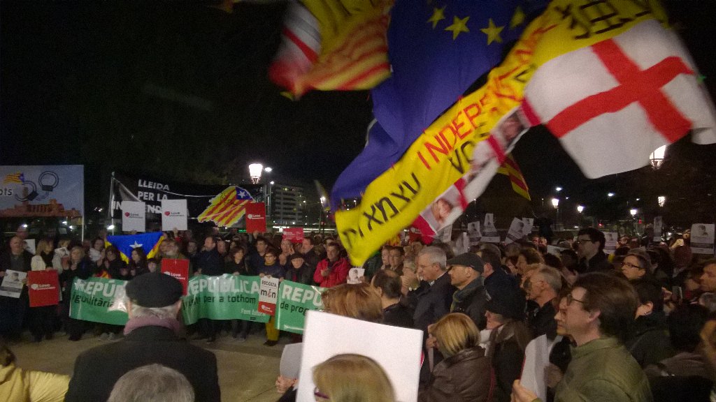 ercpaeria's tweet image. Regidors i càrrecs @erclleida @FedRegERCLleida concentrats a #Lleida x la democràcia #9NSomTots #ILoveDemocracy