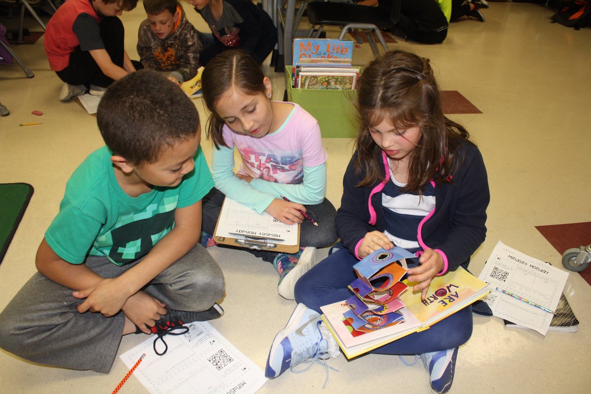 marmitchum's tweet photo. Mindset Monday in second grade at PHES. Working with friends to learn more about growth mindset. @LexingtonOne @MsCrewsCrew https://t.co/bzt1FIpRCs