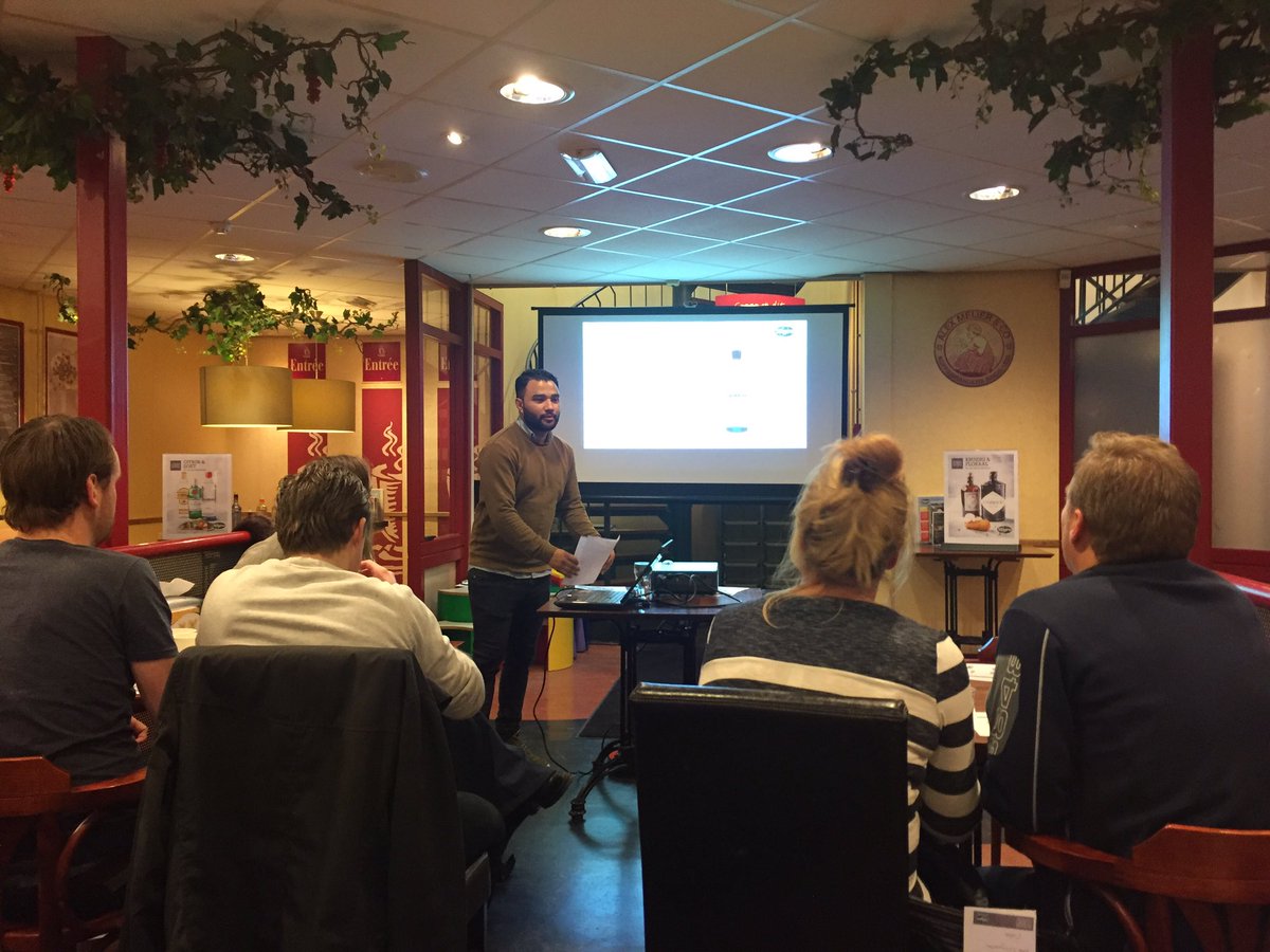 mennodevries's tweet photo. 'Meer met Gin' met Diego Cromzigt bij #Sligro #Leiden #lekkerbeGINvandeweek! 1/2 https://t.co/zYmXd6zsT5