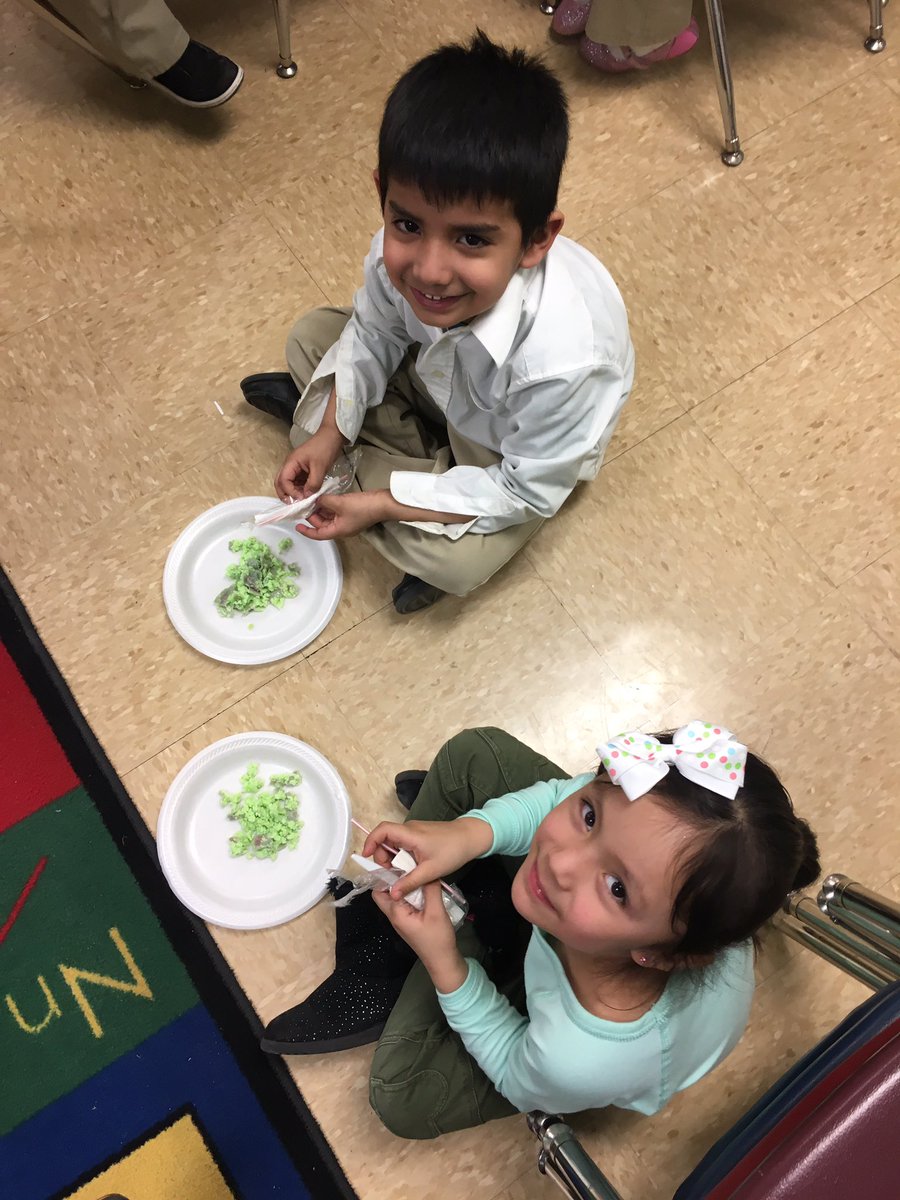 bhart610's tweet image. Would you, could you? 4K students try out some green eggs and ham! #sasreadingweek #saspride
