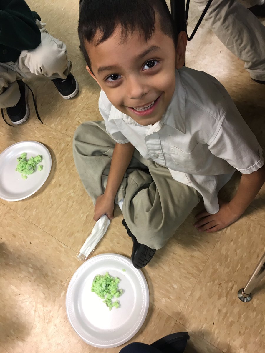 bhart610's tweet image. Would you, could you? 4K students try out some green eggs and ham! #sasreadingweek #saspride