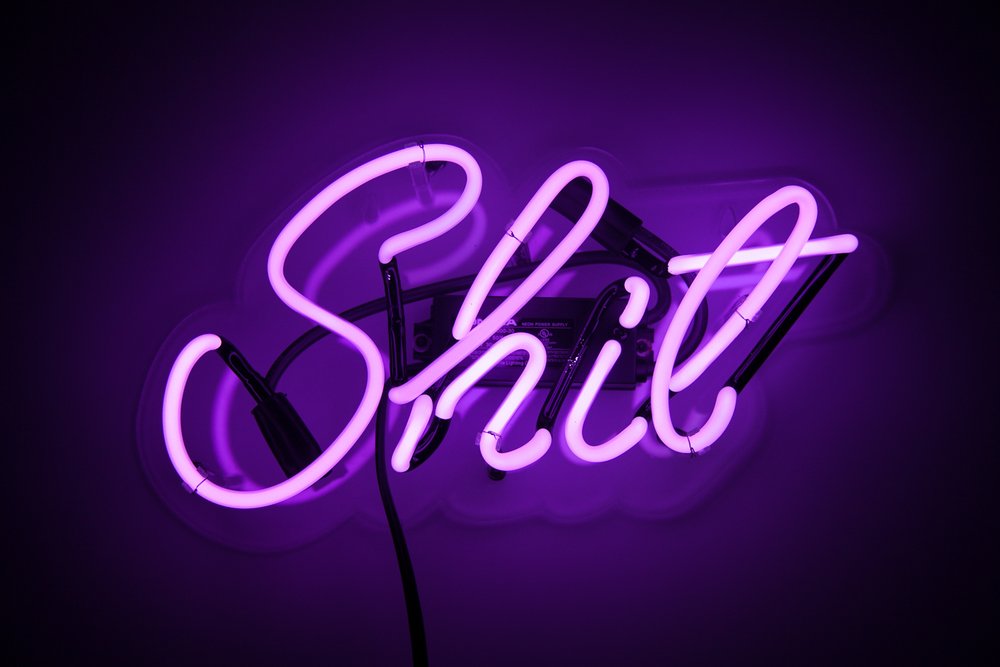 неоновая вывеска надпись. фиолетовые обои. обои фиолетовые надписи. неоновые надписи. обои фиолетовые надписи.